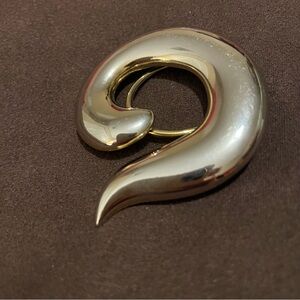 Modernist swirl scarf clip